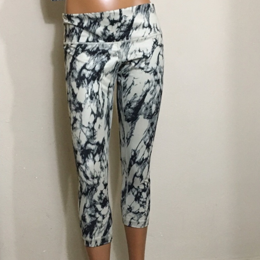 NWOT tan/Black Smokey lululemon crops!